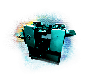 O documento é dobrado, colado e serrilhado, dispensando o uso de envelopes. 